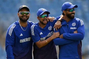 Gavaskar Calls for Kuldeep Yadav's Inclusion in Second Test Amid Bumrah Fitness Doubts, Eyes Middle Order Fix