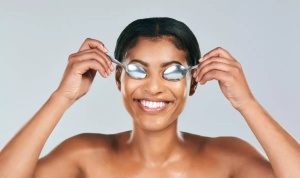 How to reverse puffy eyes using a spoon