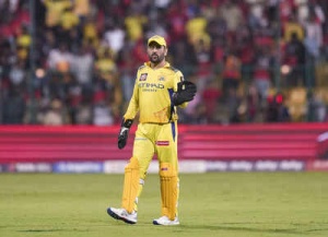 Aakash Chopra Dismisses Irfan Pathan's 'Hookah Room' Bias Allegations Against MS Dhoni's Captaincy