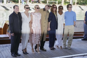Julia Roberts looked so pretty at Venice, Amanda Seyfried just had to repeat her outfit