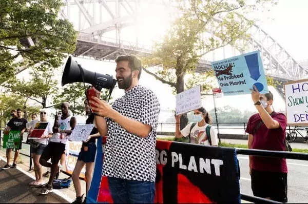 It’s our last chance to stop the fracked gas plant in Astoria!A few weeks ago we hosted a rally in Astoria Park ahead of DEC’s last public hearing.Over 150 of our neighbors (including me!) spoke up at thes