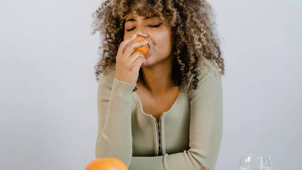 How to enjoy fruit without damaging teeth